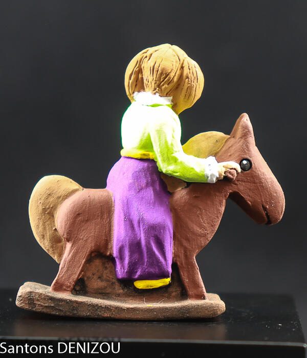 Santon de fillette sur son cheval à bascule à l'échelle du 7cm