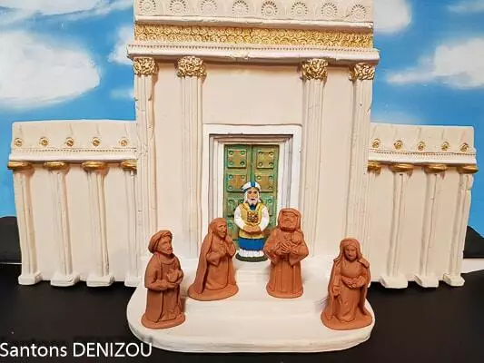 Anne, Siméon, Marie, Joseph, Jésus et le Grand Prêtre devant la façade du Grand Temple de Jérusalem