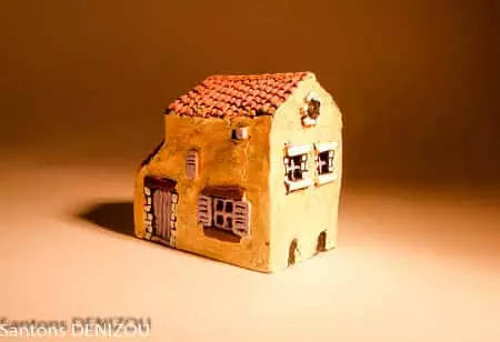 Mini Maison-lucarne en Plâtre pour santons puces (2cm)