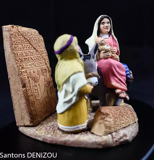 Santons de 7cm en diorama représentant la fuite en Egypte
